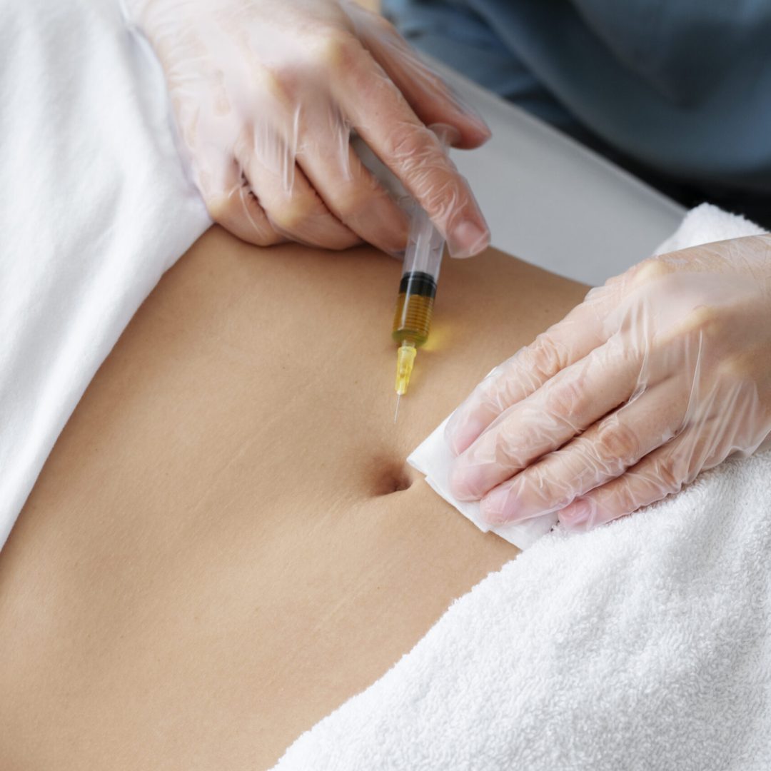 profissional-de-saude-de-alto-angulo-injetando-barriga
